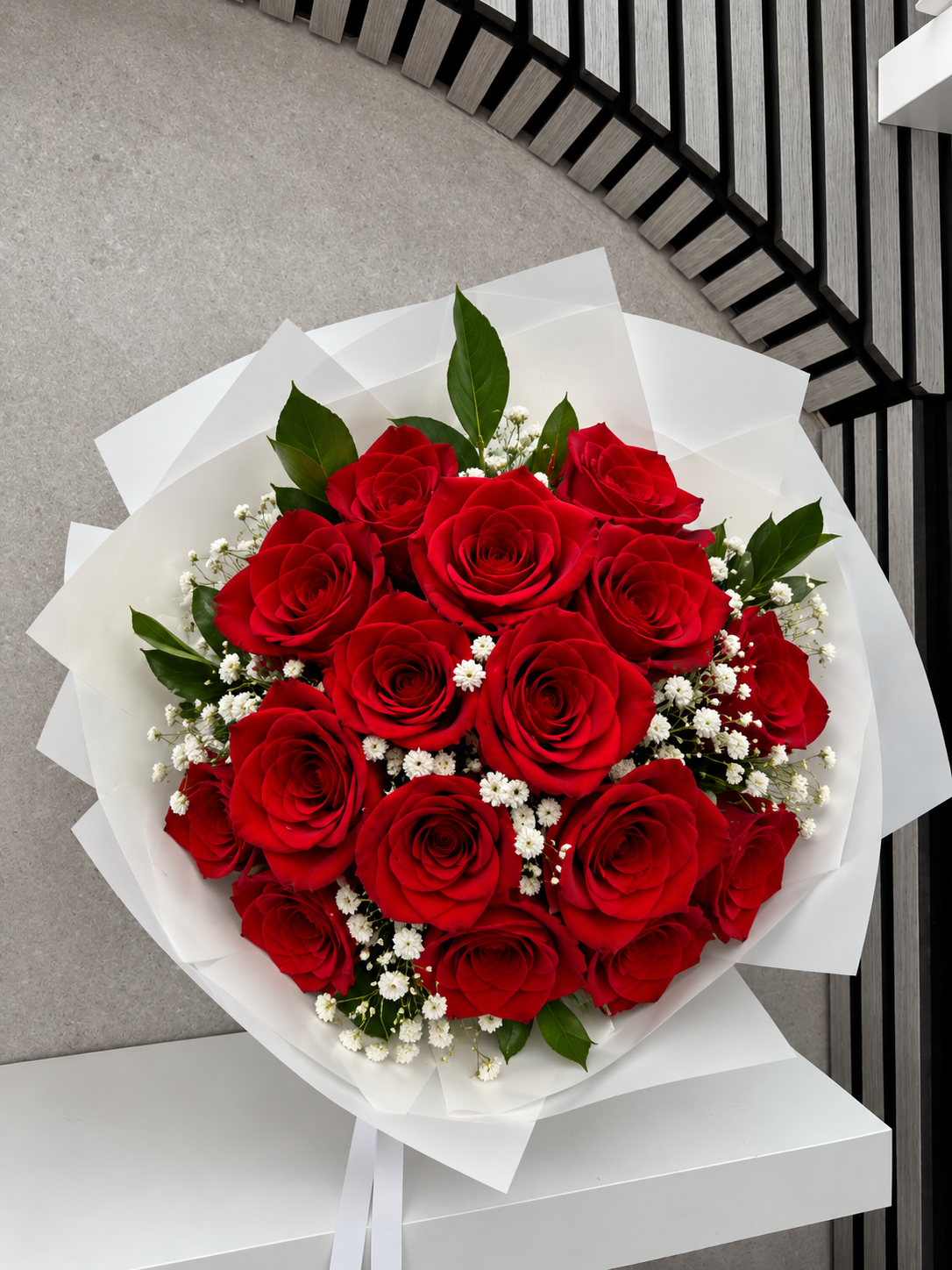 luxury-red-rose-bouquet-black-gift-bag