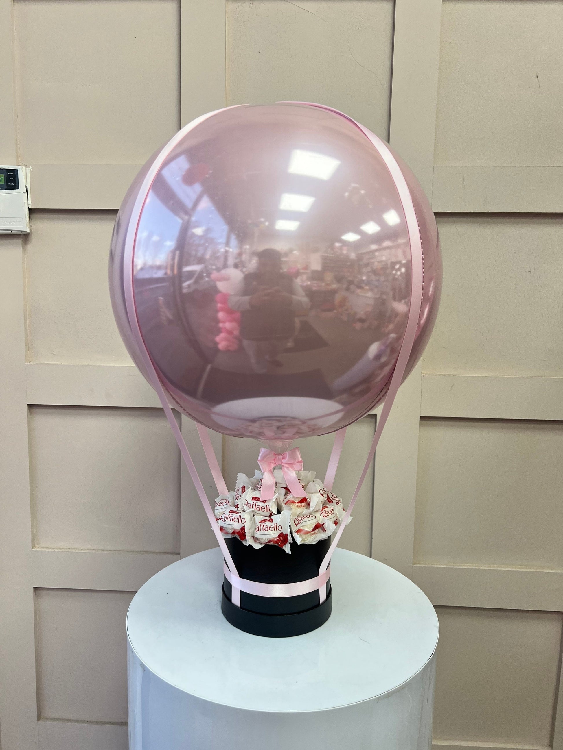 Mothersday balloon hot air balloon with chocolateCelebrate any special occasion or event with our Personalised Balloons – these will arrive to deliver happiness and delight for all ages.

Create the perfect surprisBalloon land uk ltdBalloon land uk ltd